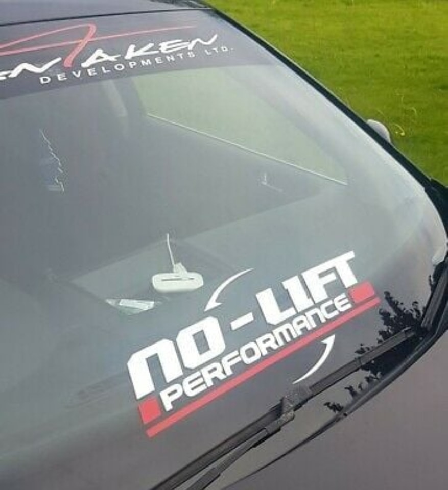 No-lift performance windscreen decal